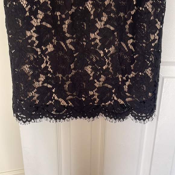 Mock Neck Lace Dress - Picture 3 of 4